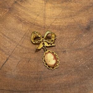 Elegant Vintage Gold Cameo Brooch